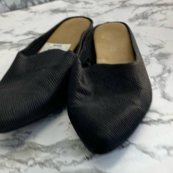 Me Too Black Pointy Toe Embossed Mule Flats Size 7 - Picture 2 of 8